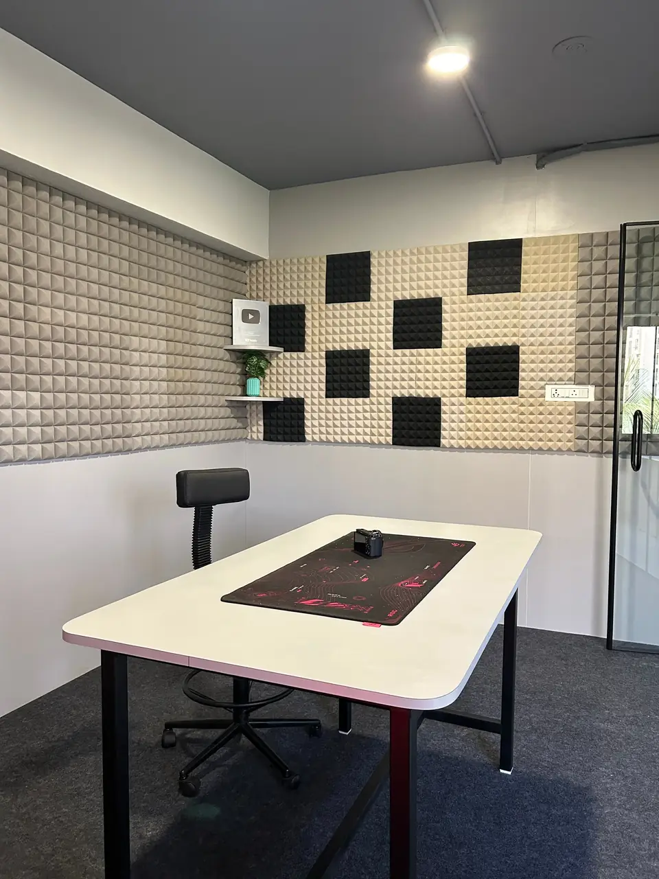 Room with an acoustic wall and a desk